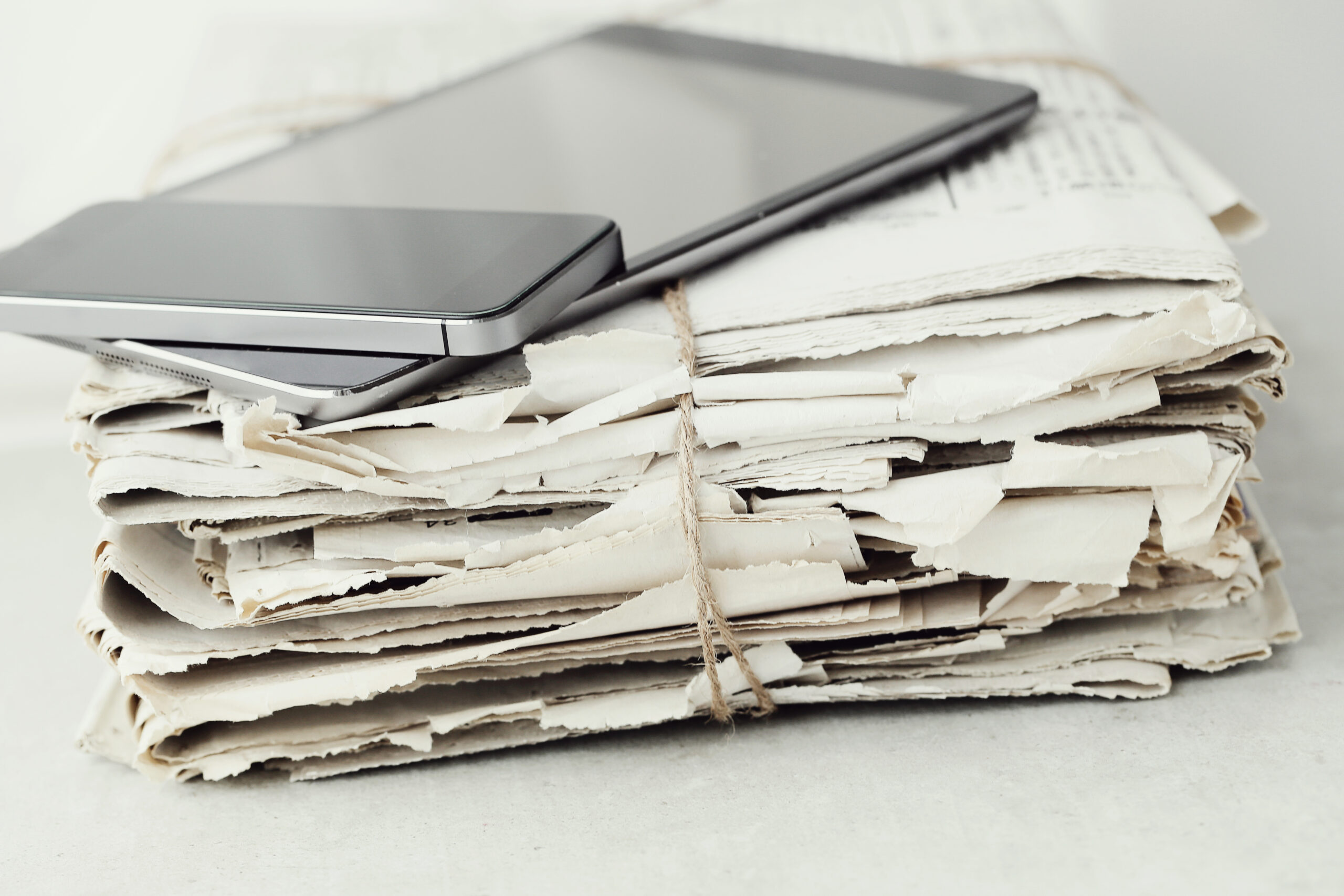 pile-journaux-tablette-numerique-smartphone-scaled.jpg