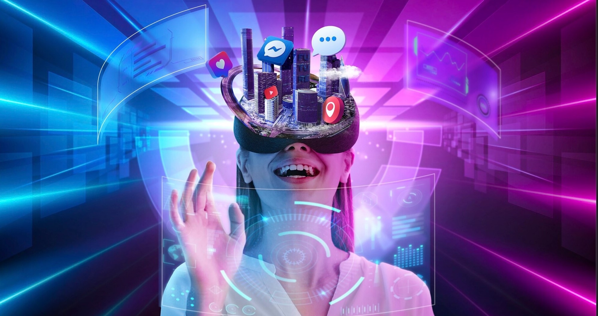 Femme souriante portant un casque de réalité virtuelle, avec une ville numérique et des icônes de réseaux sociaux projetées au-dessus de sa tête, entourée d’interfaces holographiques — illustration du métavers, de l’interaction sociale en réalité virtuelle et des expériences immersives connectées.