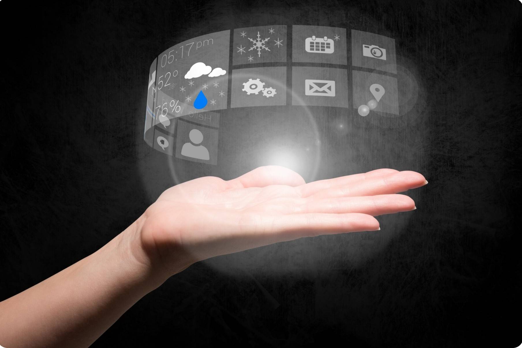 Main ouverte projetant une interface virtuelle en réalité augmentée avec météo, email et paramètres sur fond noir futuriste