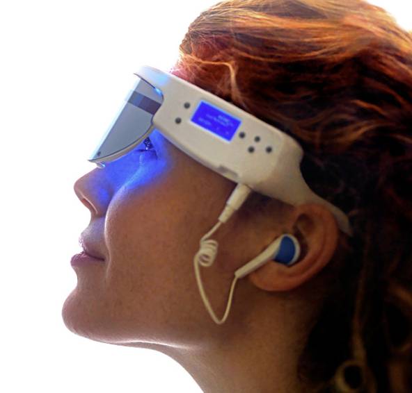 Femme utilisant les lunettes PSiO diffusant une lumière bleue pour stimuler la vigilance et réduire la fatigue mentale.