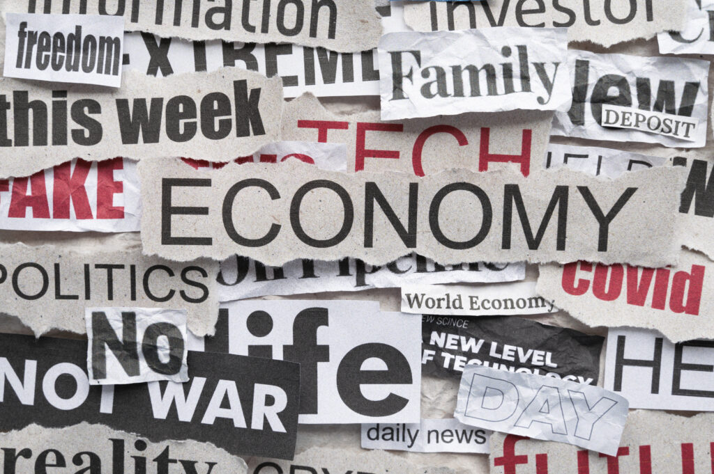 Image d’un collage de titres de journaux déchirés avec des mots-clés comme fake news, covid, économie, politique et guerre, symbolisant la surcharge médiatique et les risques de désinformation.