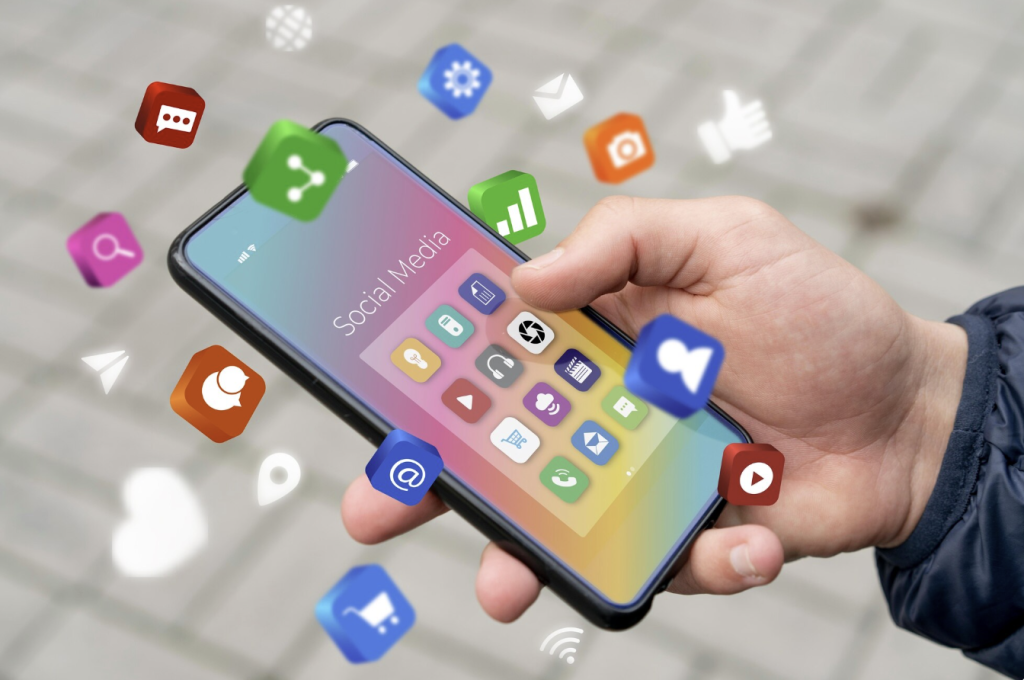 Main tenant un smartphone affichant plusieurs icônes d’applications flottantes, symbolisant la diversité des outils numériques et la difficulté de choisir une application fiable pour la santé, le bien-être ou la vie quotidienne.