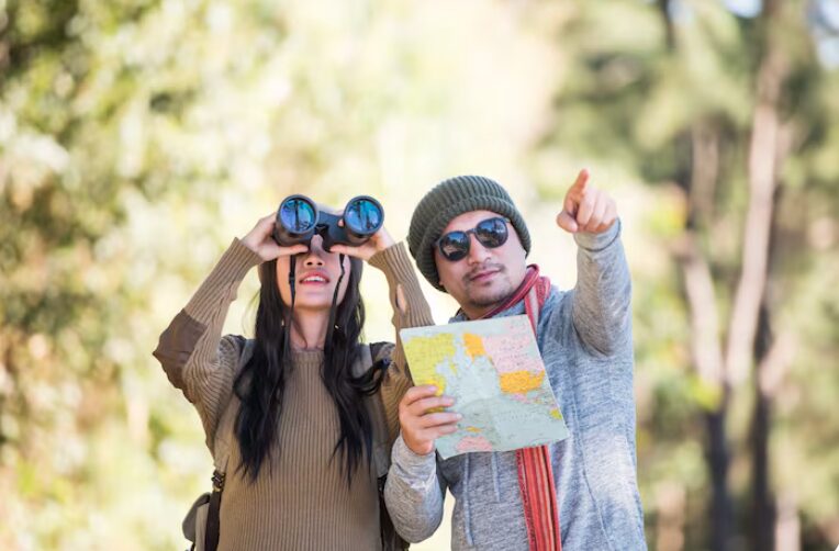 Photo d'une femme et d'un homme en voyage. 